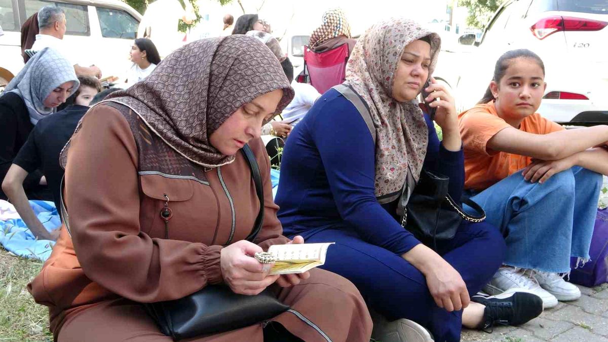 Sınava girmeden dakikalar önce son kez test çözdüler