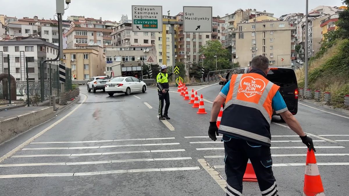 Şişli'de devrilen kamyonet ve yol çalışmaları