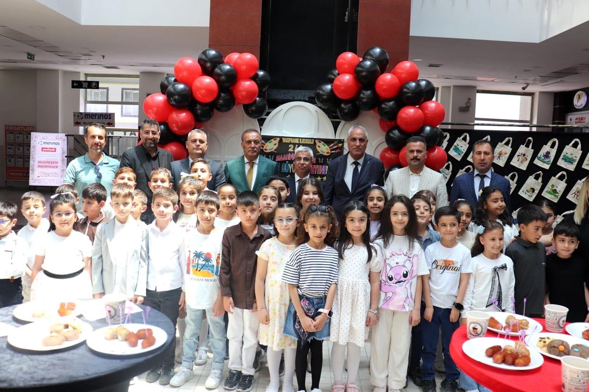 Bitlis'in Tatvan ilçesinde ilkokul öğrencileri tarafından hazırlanan resim ve sanat sergisinden bir kesit.