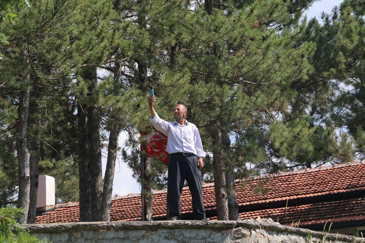 Telefon ve internet için başka mahalleye gidiyorlar