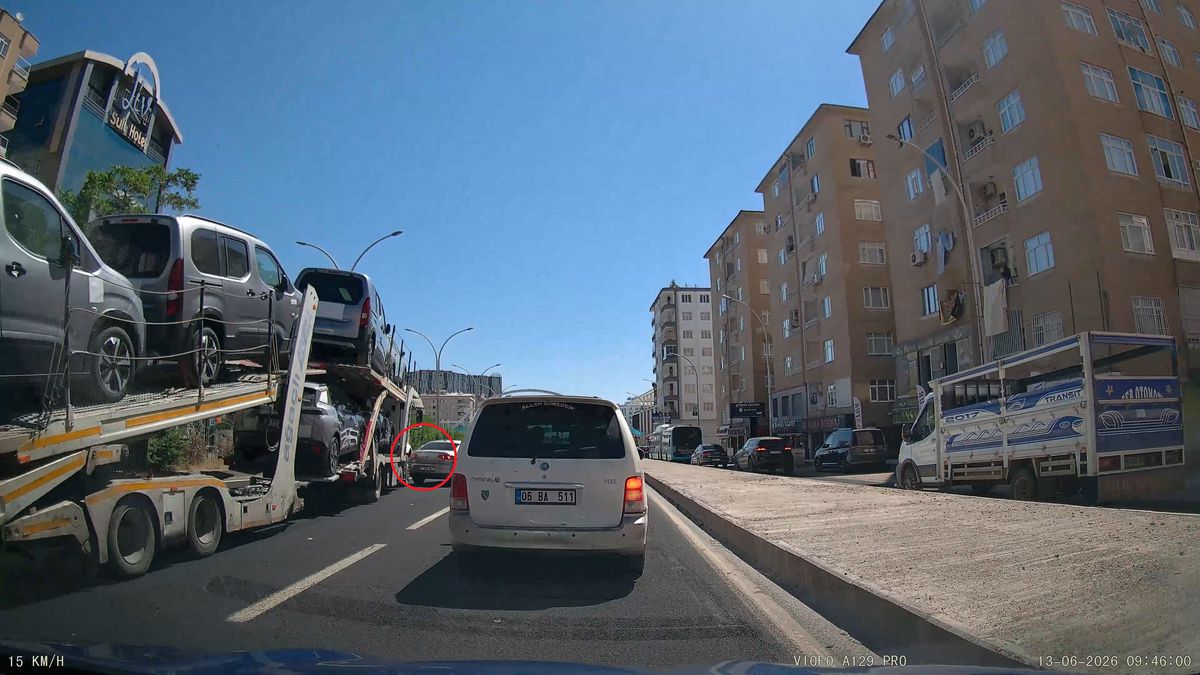 Diyarbakır-Şanlıurfa Bulvarı'nda bir TIR'ın tehlikeli bir manevrayla çarpışmadan kaçındığı anı gösteren yol kamerası kaydı.