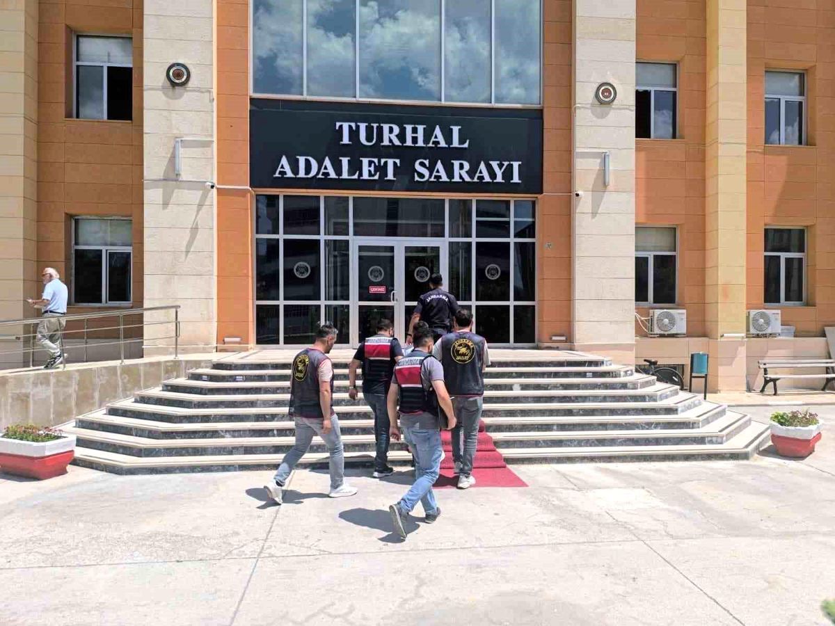 Tokat'ta 24 yıl 9 ay hapis cezası bulunan firari jandarma operasyonuyla yakalandı