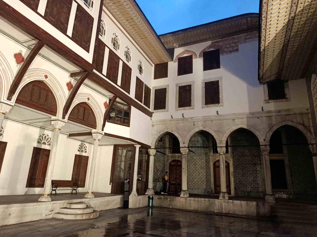 Topkapı Sarayı gece turlarıyla ziyaretçilerine kapılarını açtı