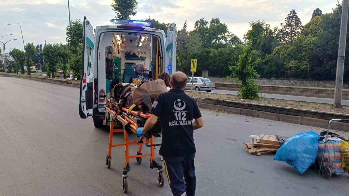 Aydın'da yol yapımı nedeniyle trafiğe kapatılan alanda motosikletin çarptığı yaşlı kadın yaralandı.