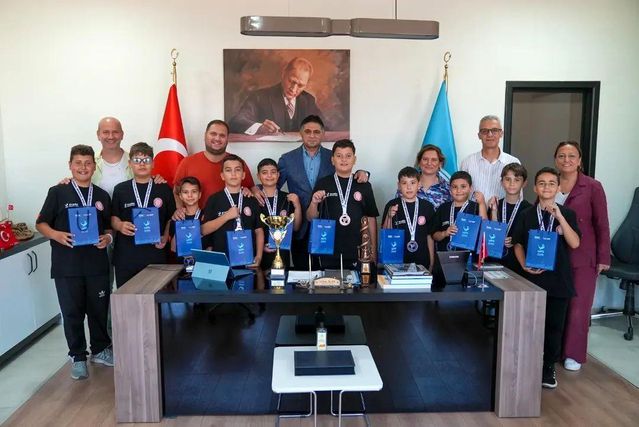 Türkiye üçüncüsü halk oyunları ekibinden Başkan Acar’a ziyaret