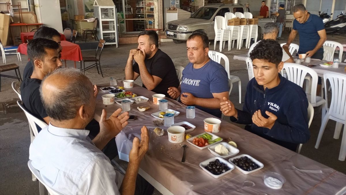 Finike Turunçova Esnaf ve Sanatkarlar Odası'nın düzenlediği tanışma kahvaltısından genel bir görünüm