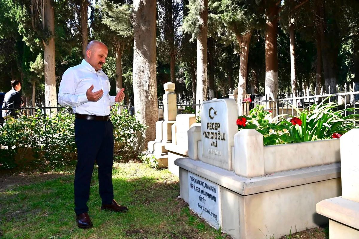 Aydın Valisi Dr. Osman Varol'un merhum Vali Recep Yazıcıoğlu'nun kabrini ziyaretinden bir görüntü.