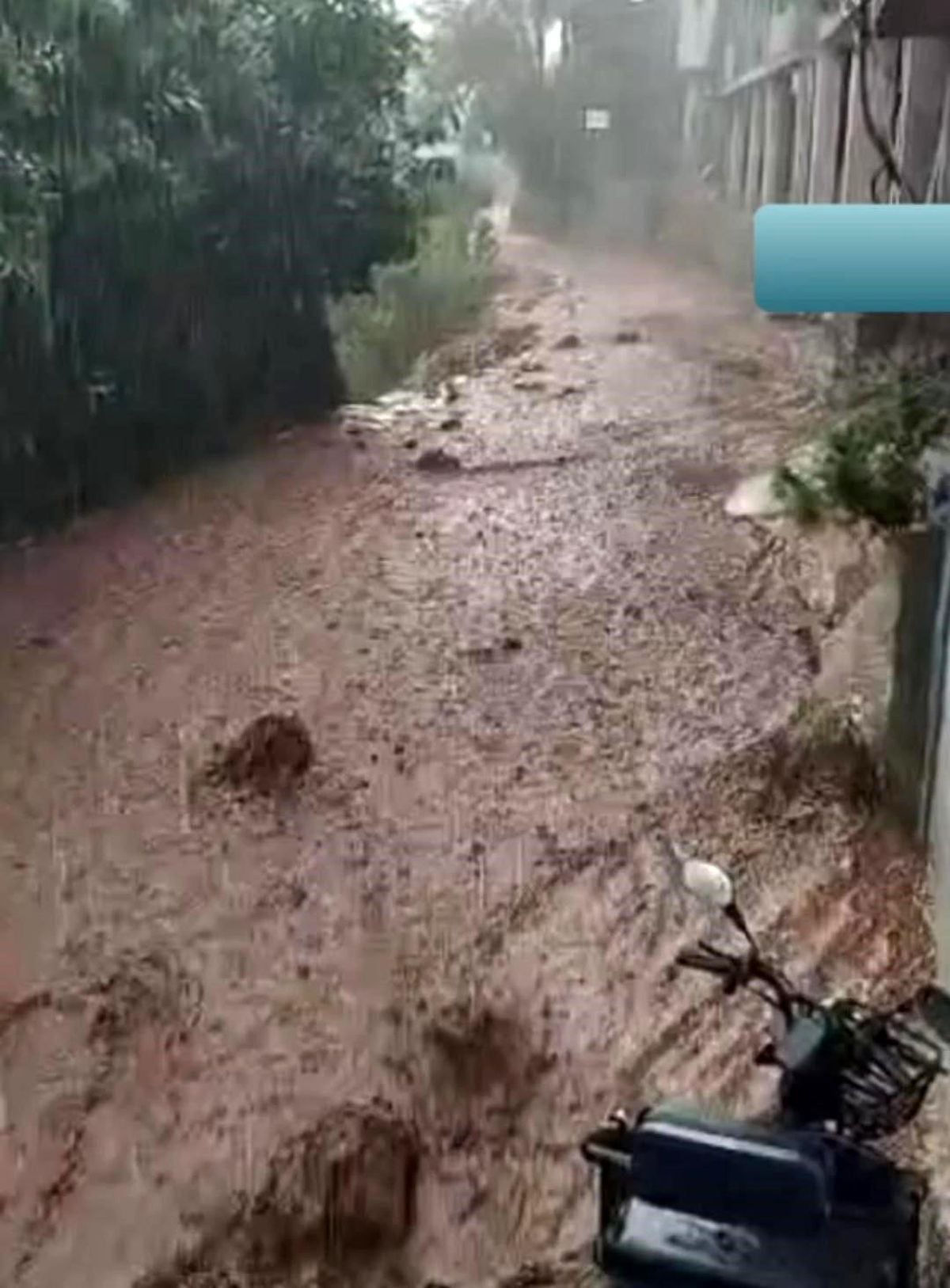 Yahyalı ilçesinde sağanak yağışın neden olduğu selde sular altında kalan sokaklar ve araçlar.