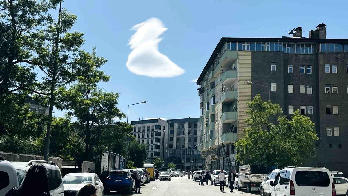 Yüksekova semalarında nadir görülen doğa olayı: ''UFO'' benzetmesi yapılan bulutlar hayran bıraktı