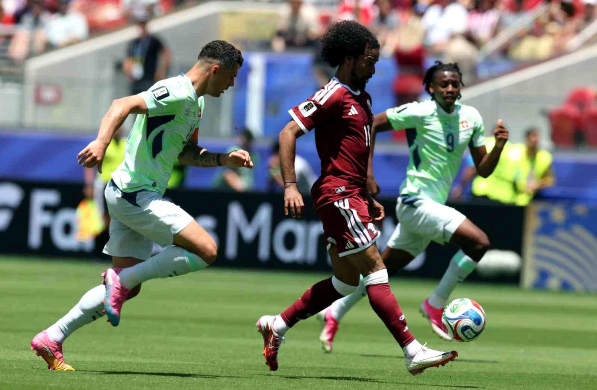 İsviçre ve Katar milli futbol takımları oyuncuları sahada mücadele ederken