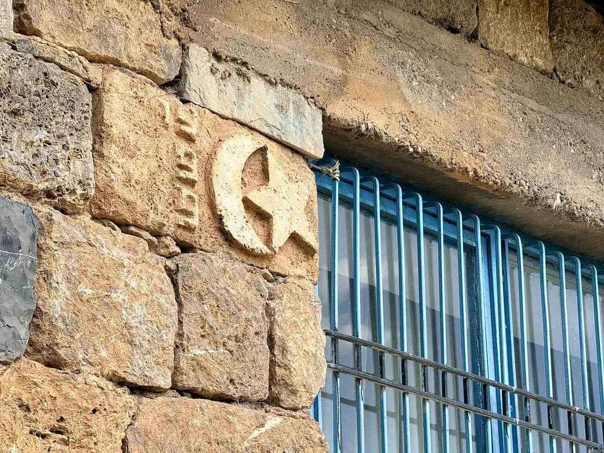 Şırnak'ın Uludere ilçesinde yer alan, Sadık Oslu tarafından 30 yıl önce yapılan ve yılan, kalp, Türk bayrağı gibi motiflerle süslenmiş ev.