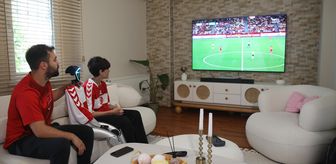 A Milli Futbol Takımı'nın karşılaşmasını robot CANİKMAN ile izlediler