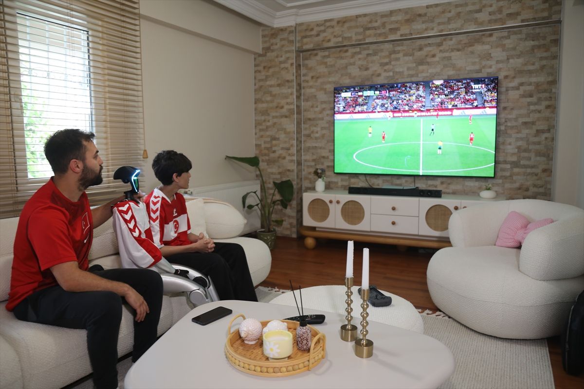 A Milli Futbol Takımı'nın karşılaşmasını robot CANİKMAN ile izlediler