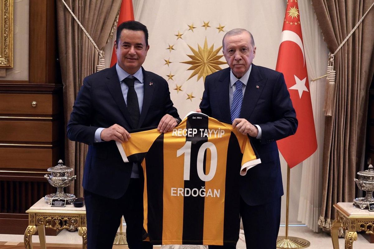 Acun Ilıcalı, Cumhurbaşkanı Recep Tayyip Erdoğan'a özel forma hediye ediyor.