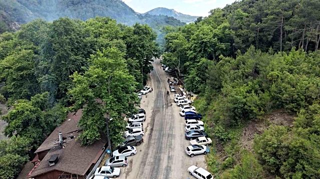 Adana Kozan’da mesire alanları doldu, mangal dumanları gökyüzüne yükseldi