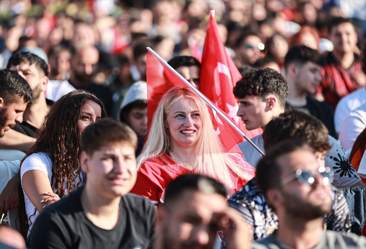 Adana, Mersin, Hatay ve Osmaniye'de vatandaşlar A Milli Futbol Takımı'nın maçını dev ekrandan coşkuyla izliyor.