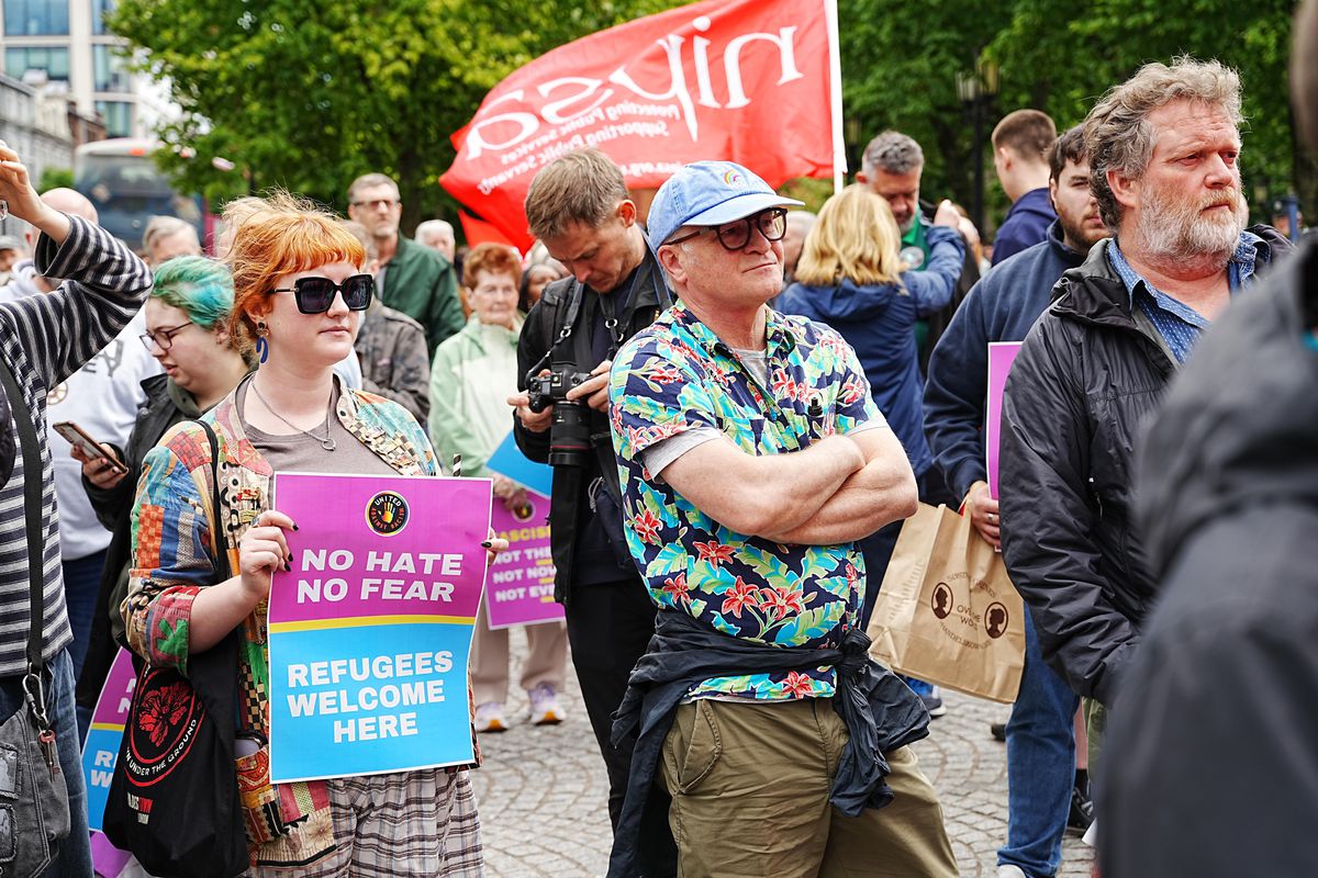 Belfast'ta ırkçılık karşıtı mitinge katılan kalabalık.