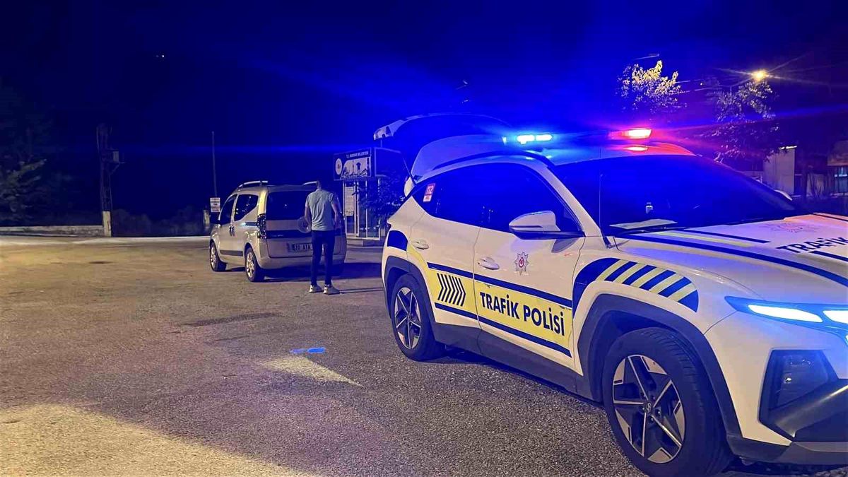 Burdur'da polis trafik uygulamasında alkollü olduğu tespit edilen bir araç sürücüsü.
