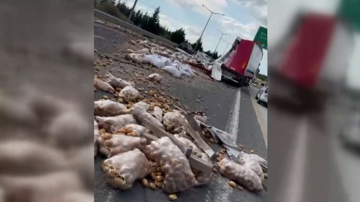 Ankara Çevre Yolu'nda patates yüklü TIR'ların karıştığı zincirleme kazada yola saçılan patatesler
