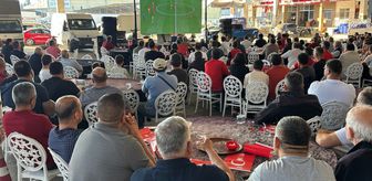 Antalya'da milli maç plajda ve toptancı halinde kurulan dev ekranlardan izlendi