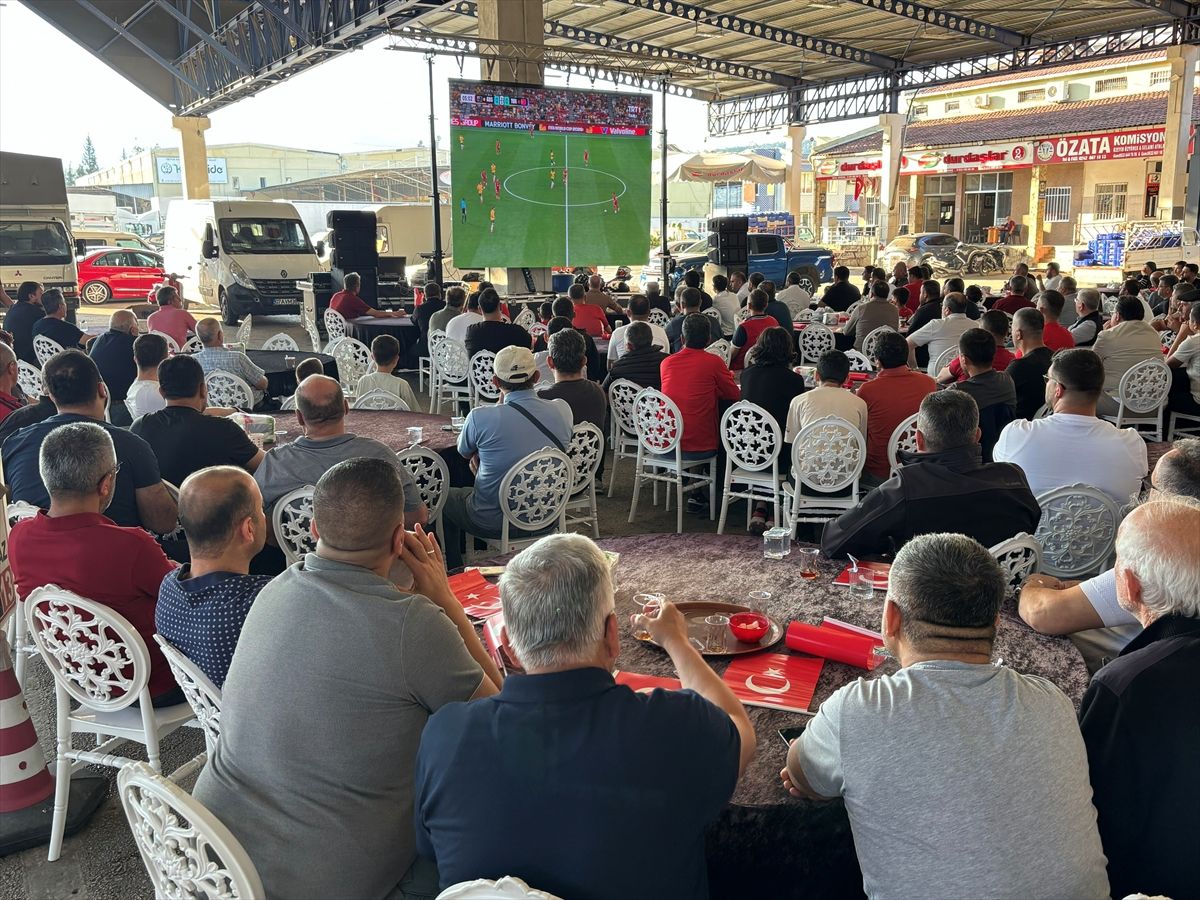 Antalya'da milli maç plajda ve toptancı halinde kurulan dev ekranlardan izlendi