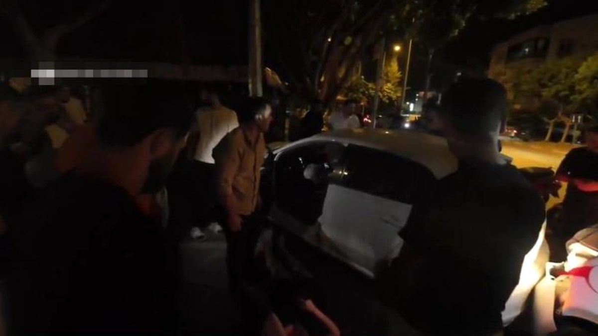 Antalya'da otomobiller kavşakta çarpıştı: 2 yaralı