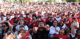 Antalya'da vatandaşlar A Milli Futbol Takımı'nın maçını dev ekrandan izledi