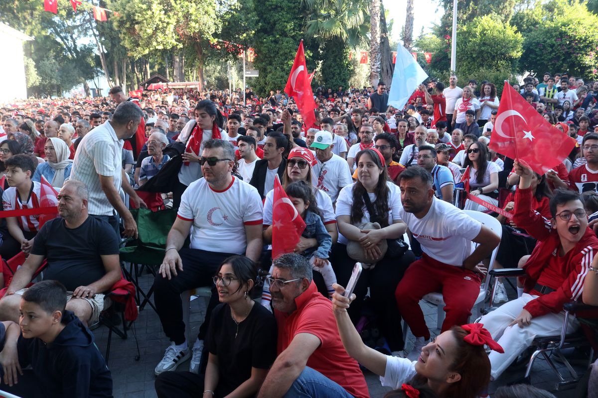 Antalya'daki sporseverler milli takımın yenilgisine üzüldü