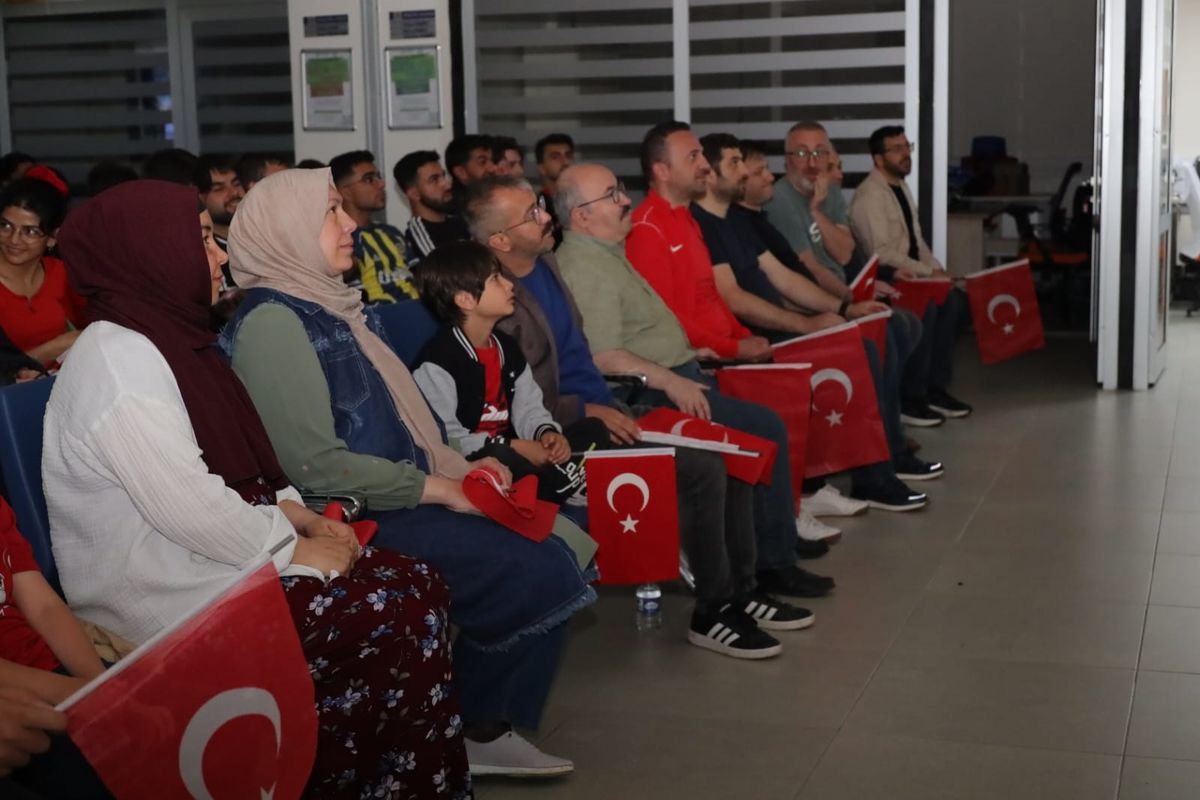 Artvin'de A Milli Futbol Takımı'nın Avustralya ile oynadığı maçın dev ekrandan izlendiği anı gösteren bir kare.