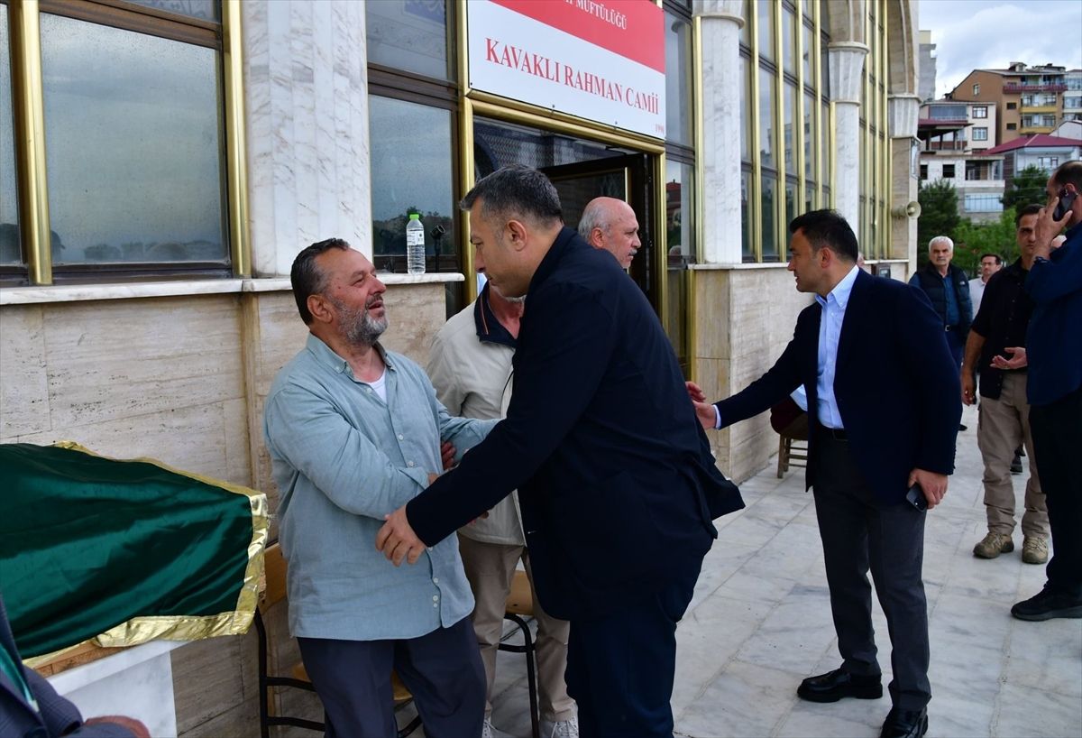 Artvin'de serinlemek için girdiği gölette hayatını kaybeden müezzin toprağa verildi
