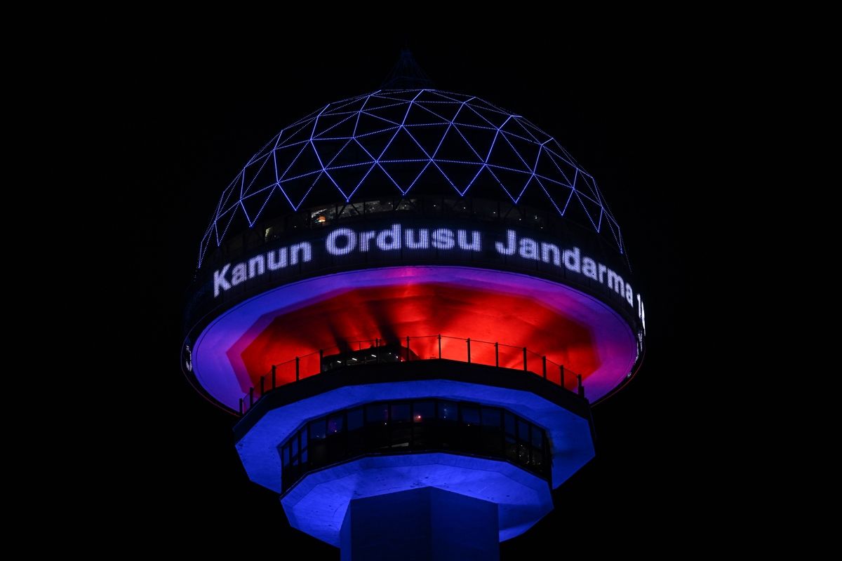 Ankara'daki Atakule kulesi, Jandarma'nın 187. yıl dönümü için kırmızı ve mavi renklere bürünmüş ve Türk bayrağı ile Jandarma logosu yansıtılmış.
