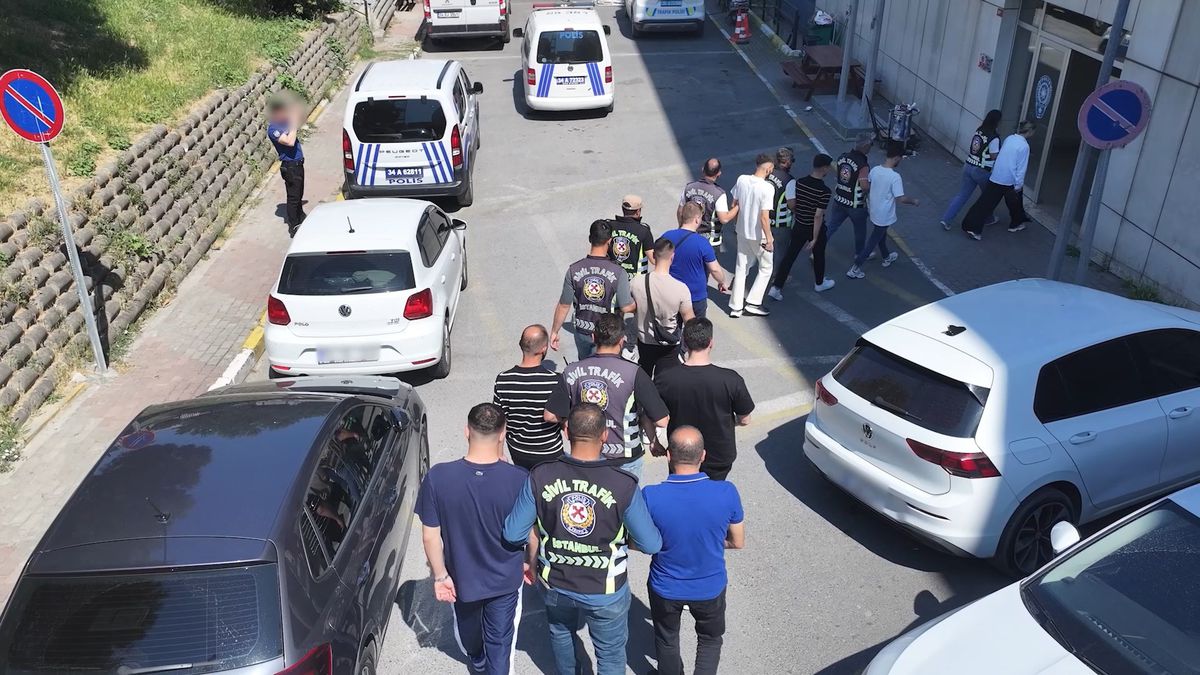 D-100 Karayolu'nda polis tarafından durdurulan düğün konvoyu araçları.