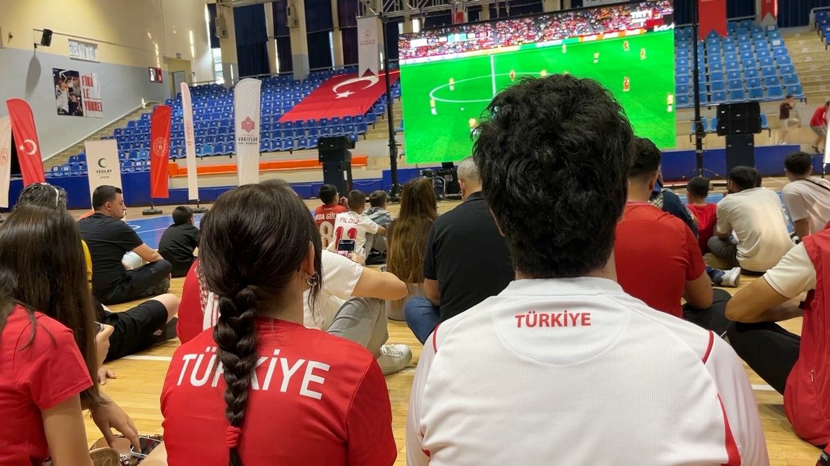 Aydın'da Mimar Sinan Spor Salonu'nda dev ekrandan Milli Takım maçı izleyen coşkulu kalabalık