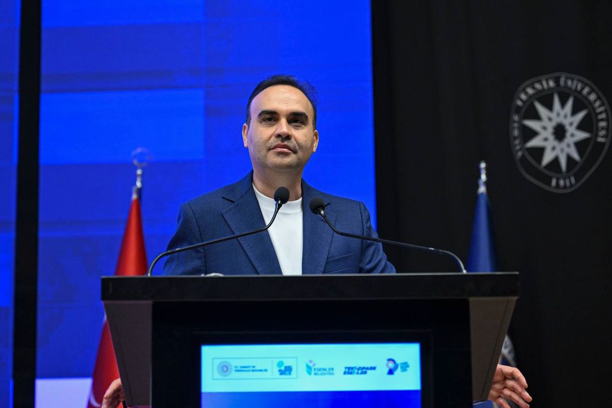 Sanayi ve Teknoloji Bakanı Mehmet Fatih Kacır konuşma yaparken