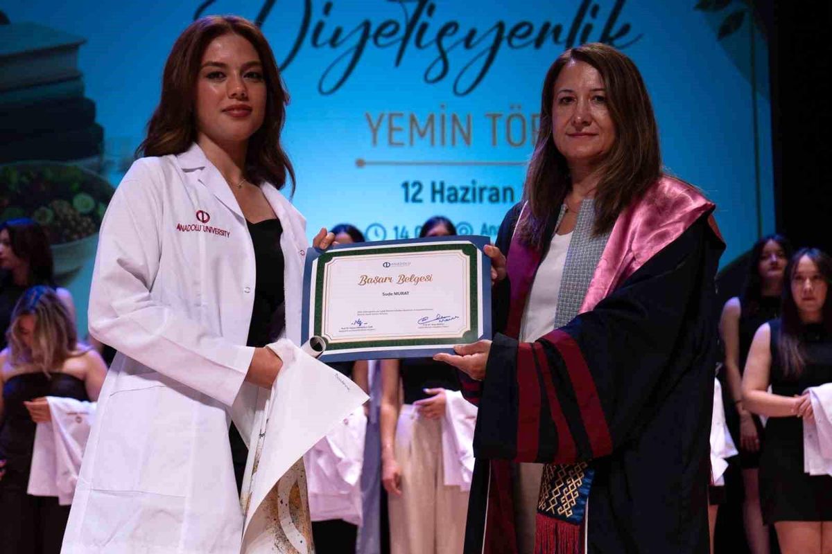 Beslenme ve Diyetetik Bölümü mezunları diyetisyenlik yemini etti
