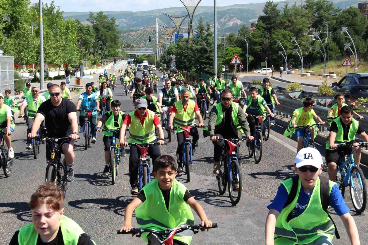 Bingöl'de onlarca kişi sağlıklı yaşam için pedal çevirdi