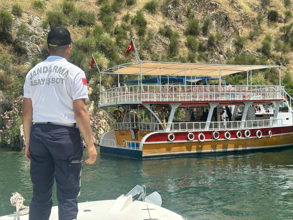 Birecik Baraj Gölü'nde arızalanan teknedeki 40 kişi kurtarıldı