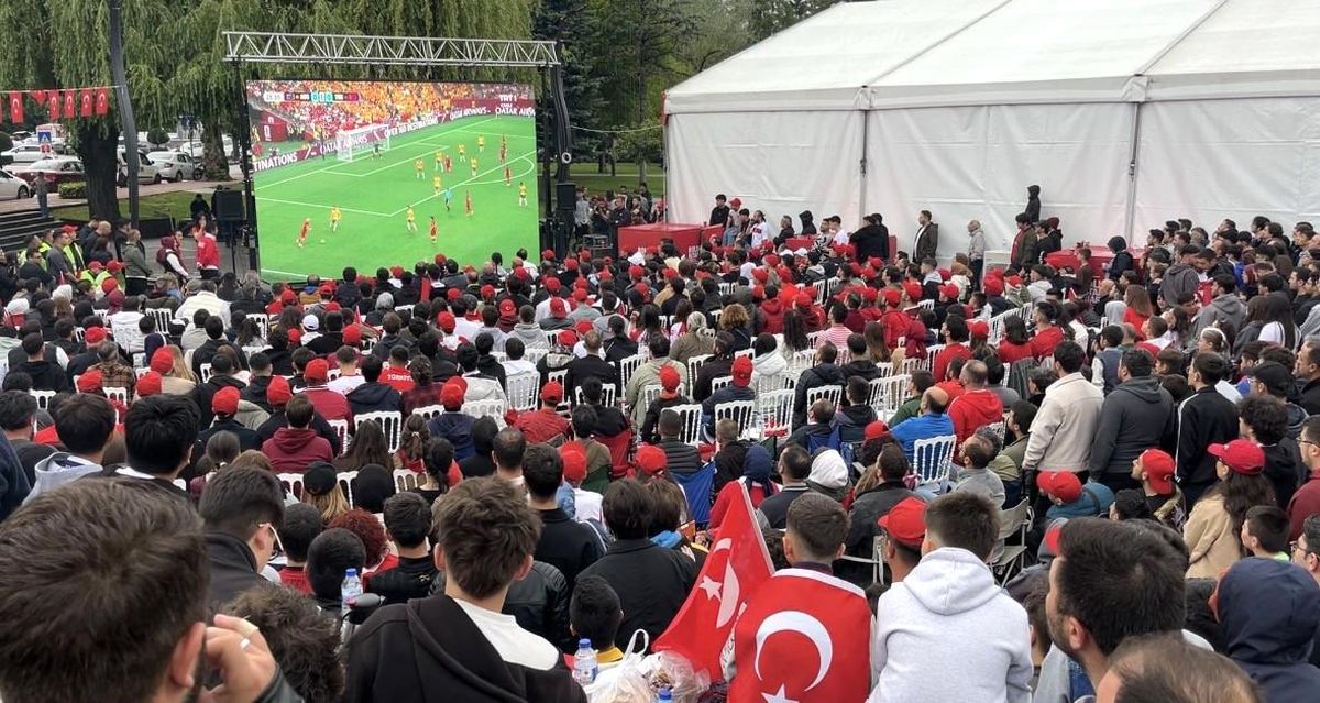 Bolu'da Anıtpark Meydanı'nda kurulan dev ekranda A Milli Futbol Takımı'nın Dünya Kupası maçı coşkuyla izleniyor.