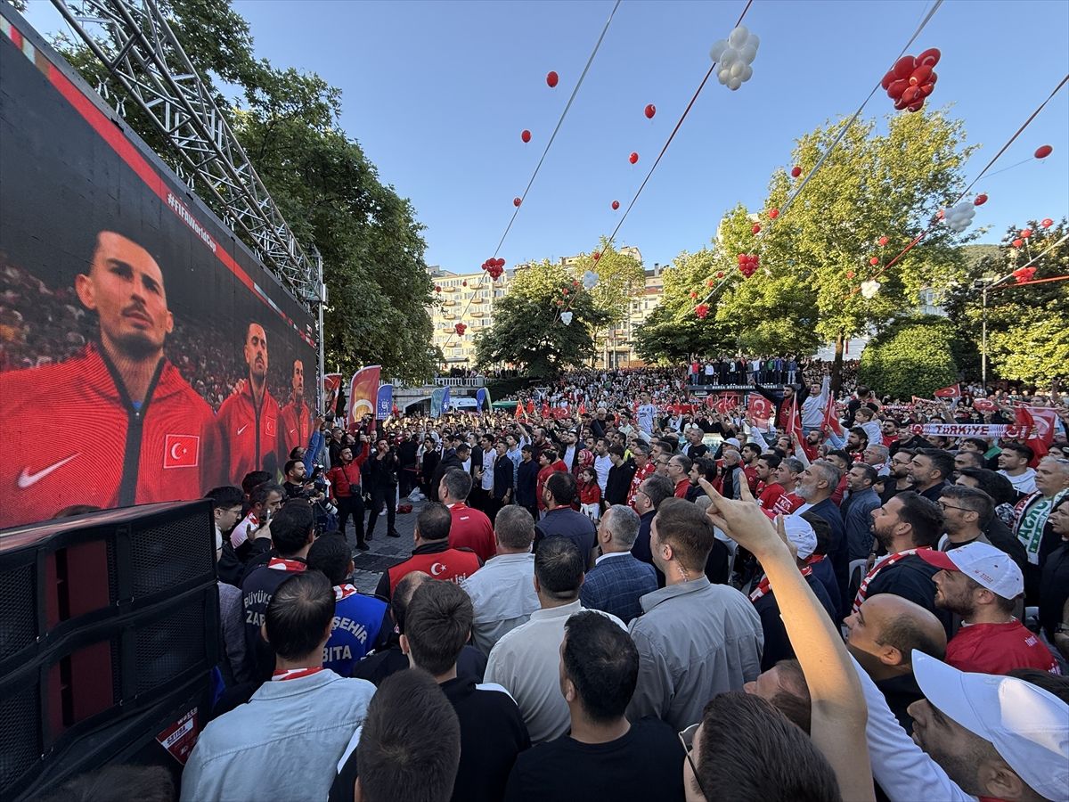 Bursa'da A Milli Futbol Takımı'nın maçı dev ekrandan izlendi