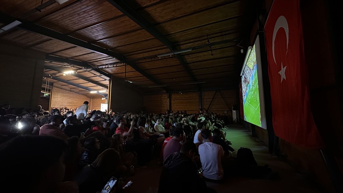 Çanakkale'de A Milli Futbol Takımı'nın maçı dev ekrandan izlendi
