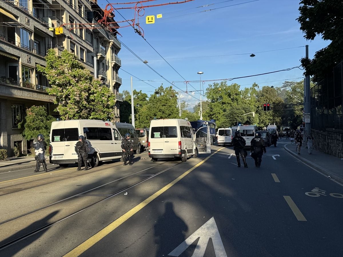 Cenevre'de barışçıl başlayan G7 Zirvesi karşıtı eylem, polisin biber gazlı müdahalesiyle son buldu