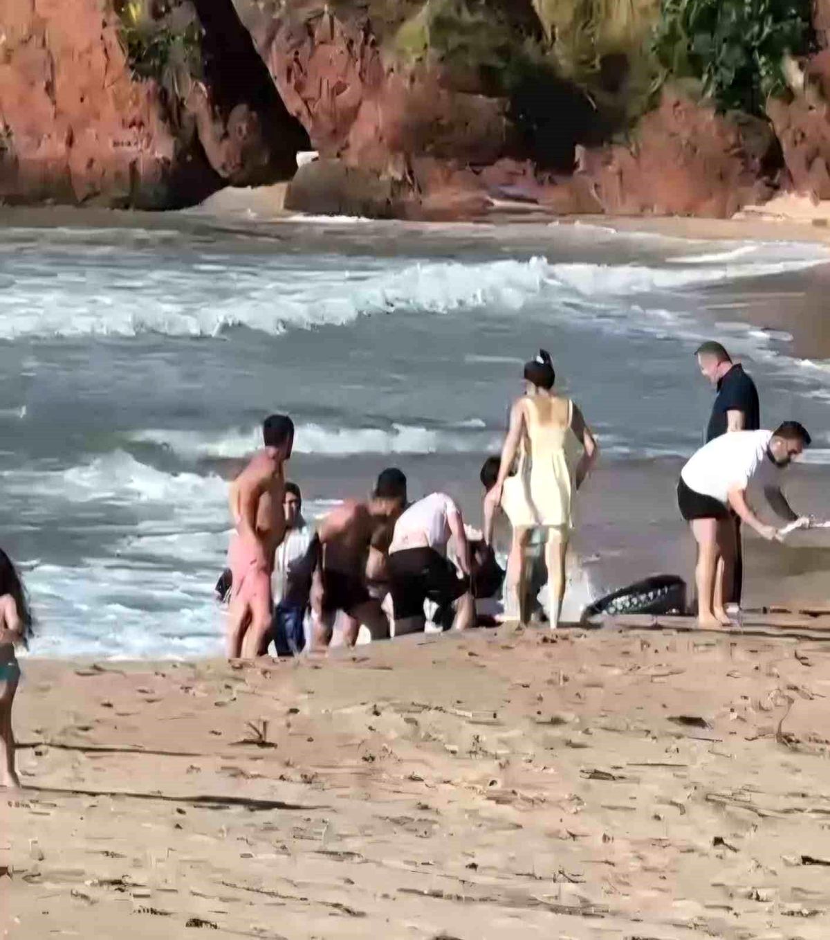 Amasra'da denizde boğulma tehlikesi geçiren iki kişi kurtarıldı.