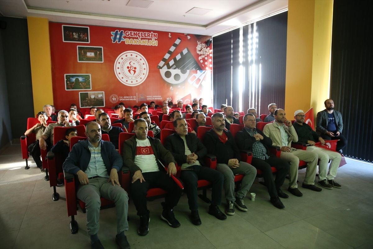 Denizli'de vatandaşlar A Milli Futbol Takımı'na destek için sabah namazında bir araya geldi