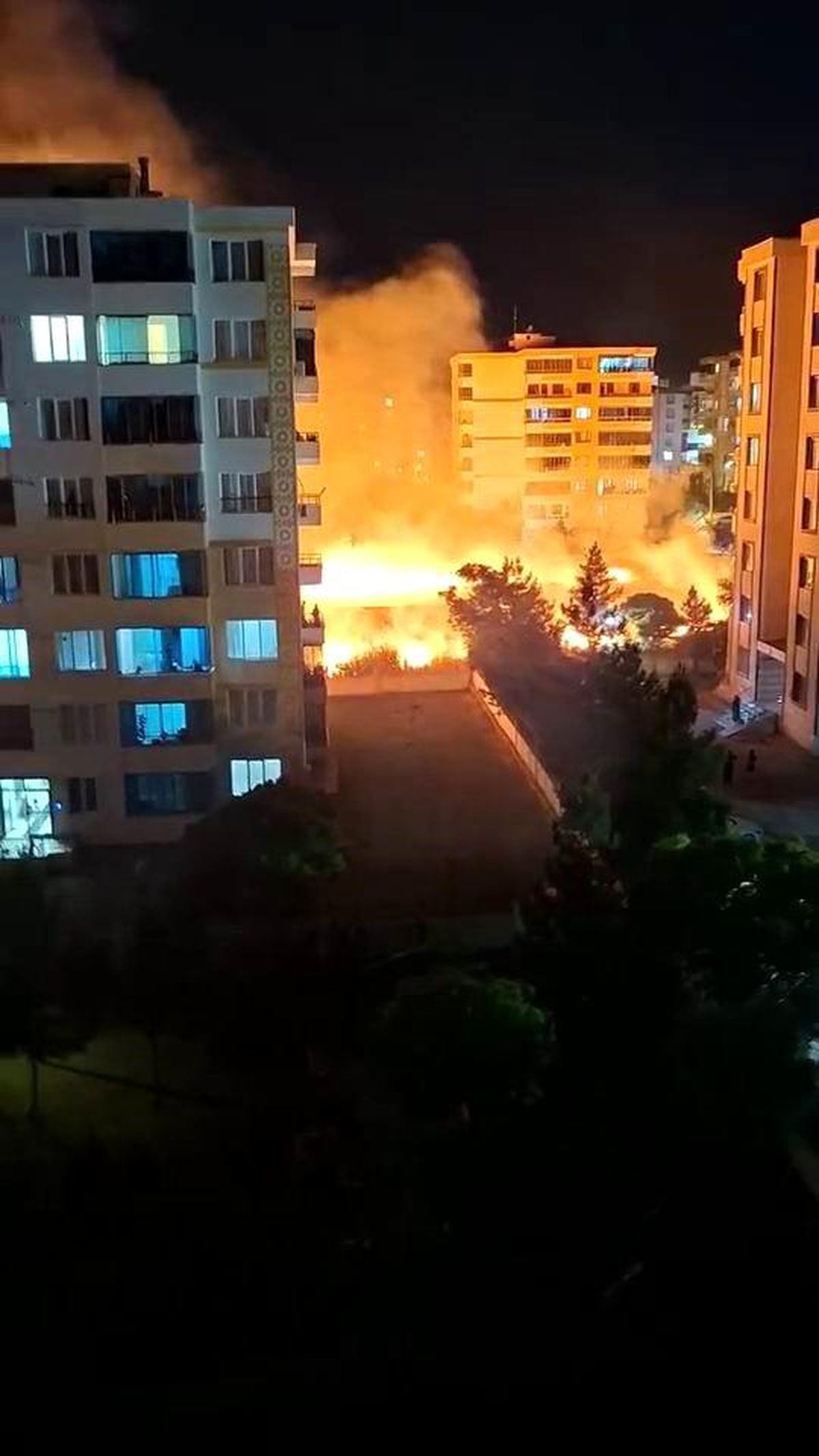 Diyarbakır'da korkutan yangın: Geceyi gündüze çeviren alevler apartmanlara sıçramadan söndürüldü