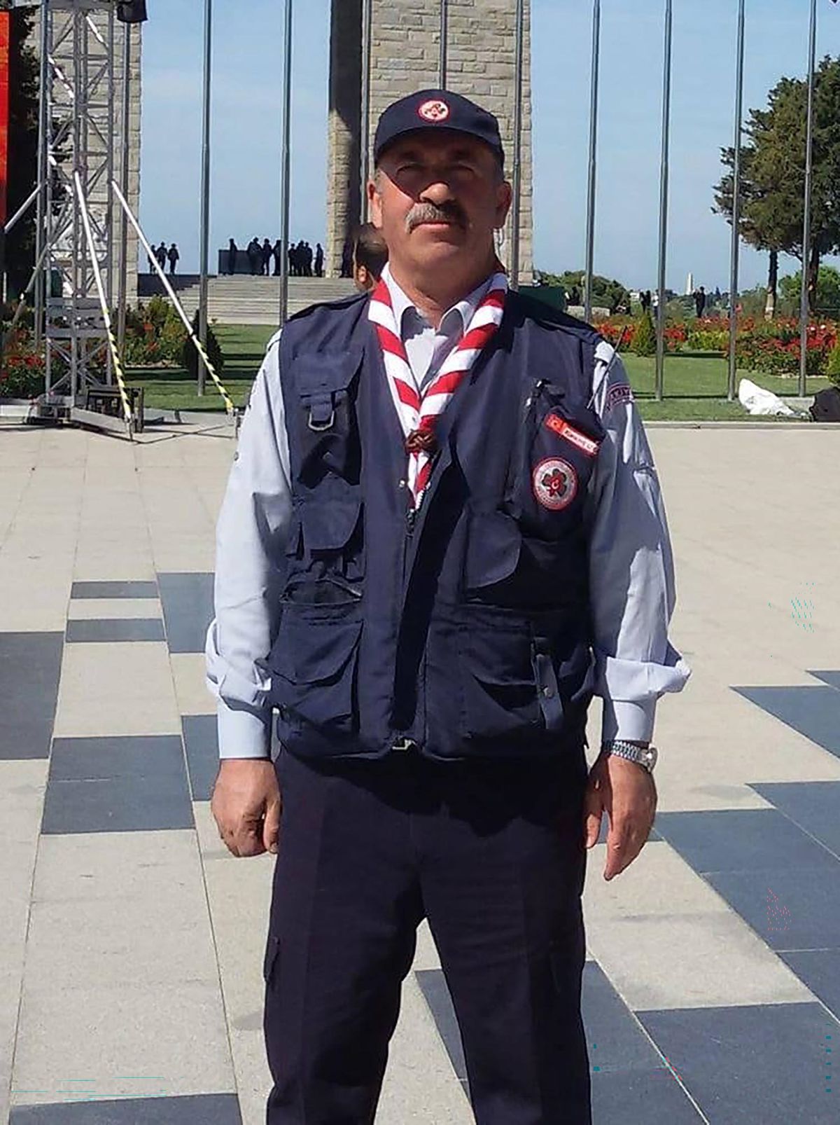 Doğa yürüyüşü sırasında kalp krizi geçirip ölen izci lideri son yolculuğuna uğurlandı
