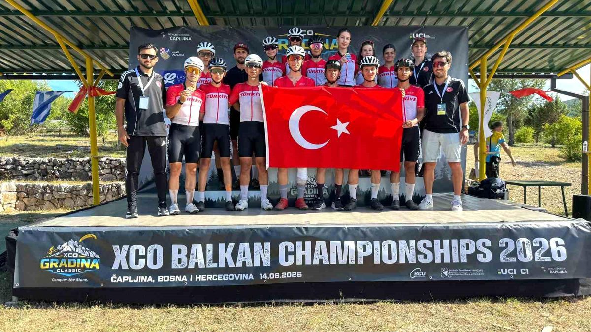 Milli sporcu Nazife Tuncel'in madalya töreninde çekilmiş bir fotoğrafı.
