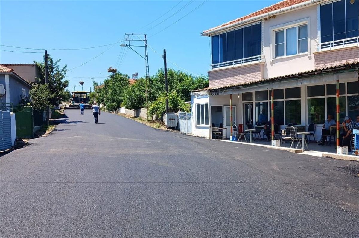 Edirne İl Özel İdaresinin köy yollarındaki asfaltlama çalışmaları sürüyor