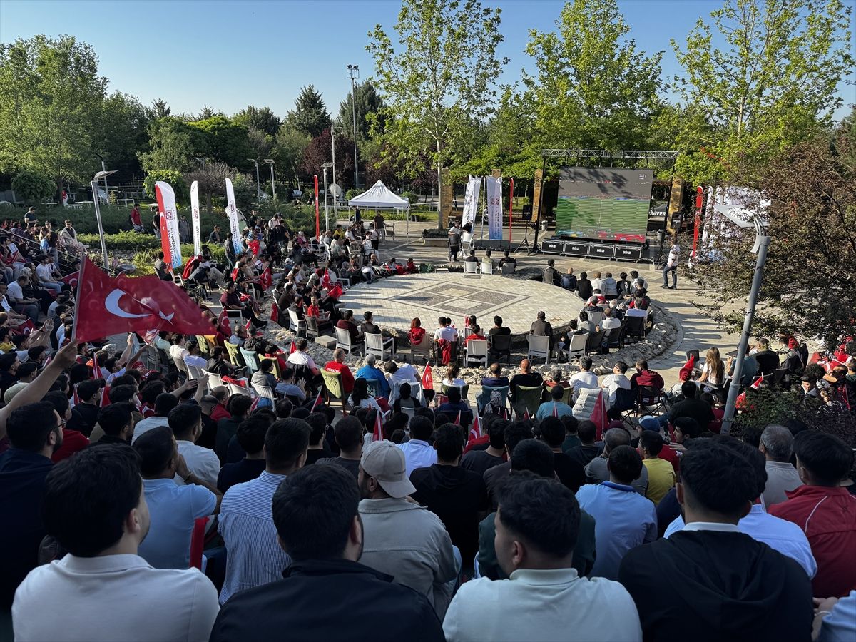 Elazığ'da A Milli Futbol Takımı'nın maçı dev ekrandan izlendi
