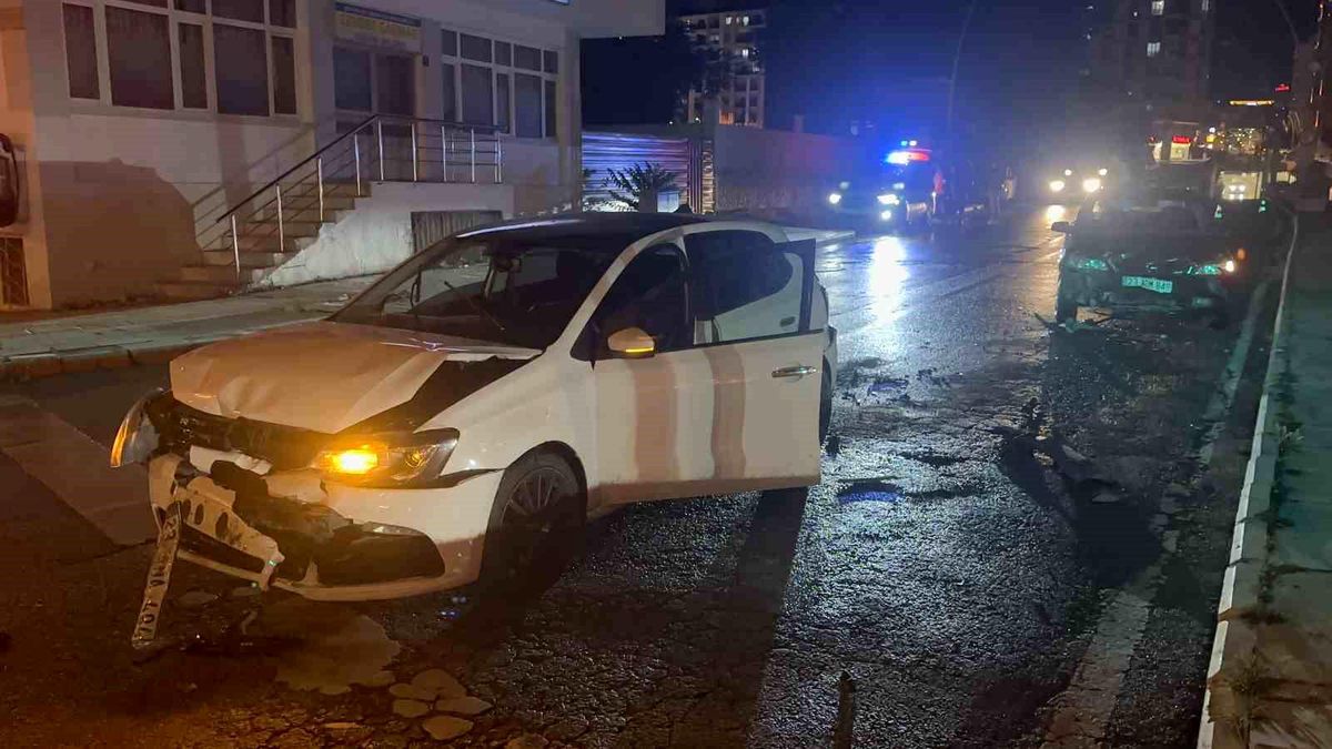 Elazığ'da üç otomobilin karıştığı trafik kazası.