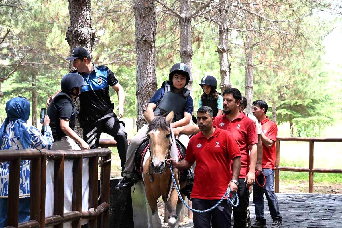 EMŞAV tarafından düzenlenen etkinlikte şehit ve gazi çocukları atlarla buluştu.